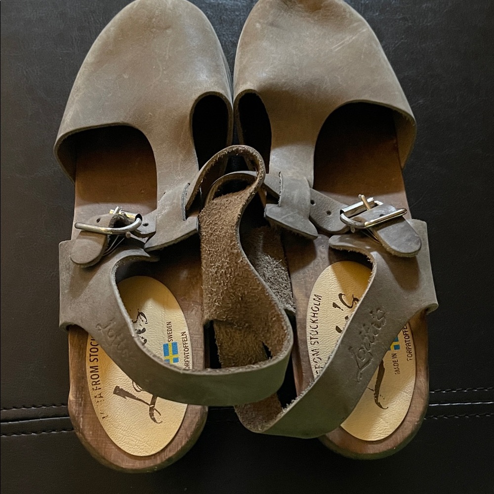 EUC Comfortable Women’s Brown Suede Adjustable Strap Sandals